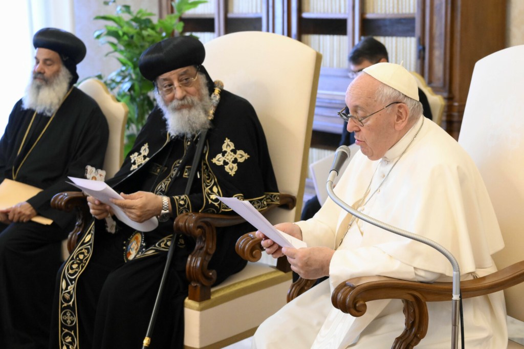 Papież Franciszek podczas spotkania z patriarchą Koptów Tawadros II w Pałacu Apostolskim