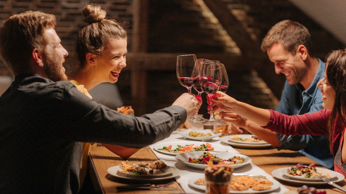 friends-dinner-party-guests