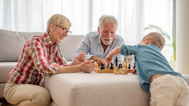 grandparents-child-chess