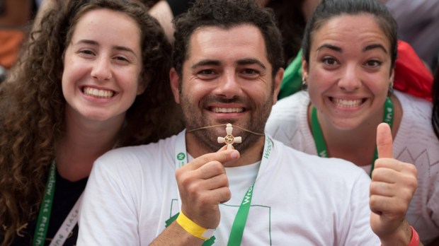 Três jovens durante a Jornada Mundial da Juventude da Polônia