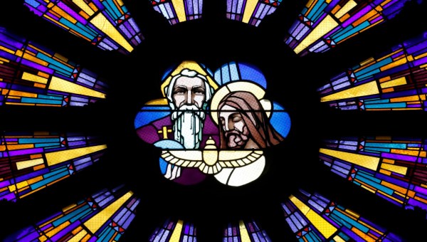 Witraż przedstawiający Trójcę Świętą