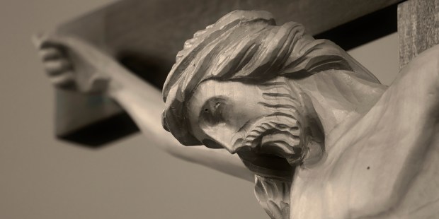 The Jewish prisoner who made a crucifix to honor a saintly priest - Vimarsana News