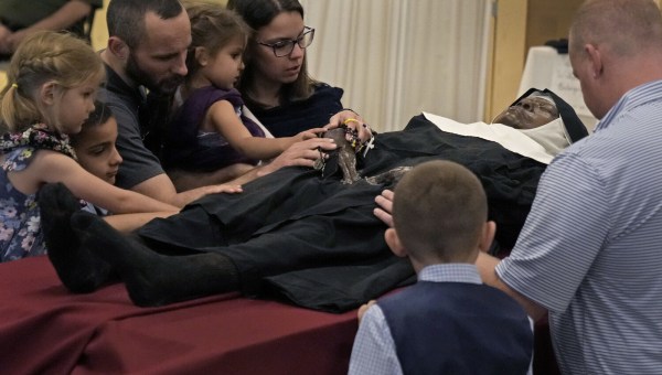 Ciało s. Wilhelminy. Ludzie modlą się przy jej zwłokach, które się nie rozłożyły.