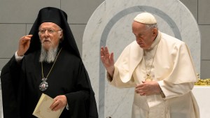 Pope Francis and Patriarch Bartholomew give blessing