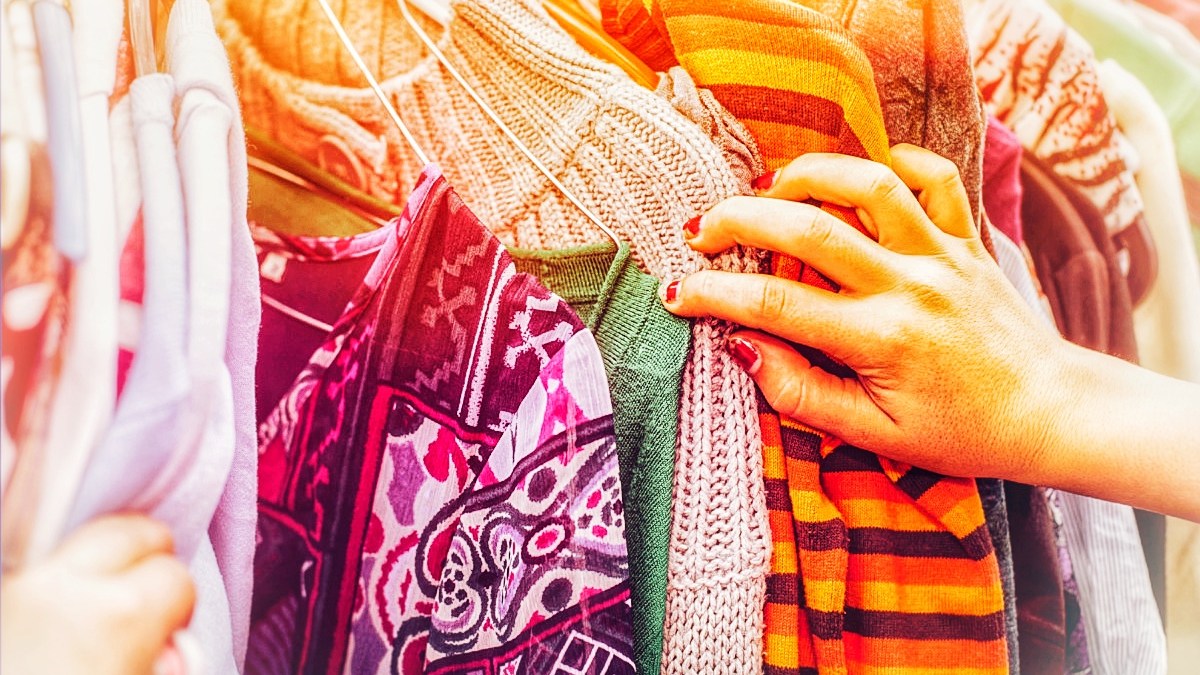 Clothing wrack with hand