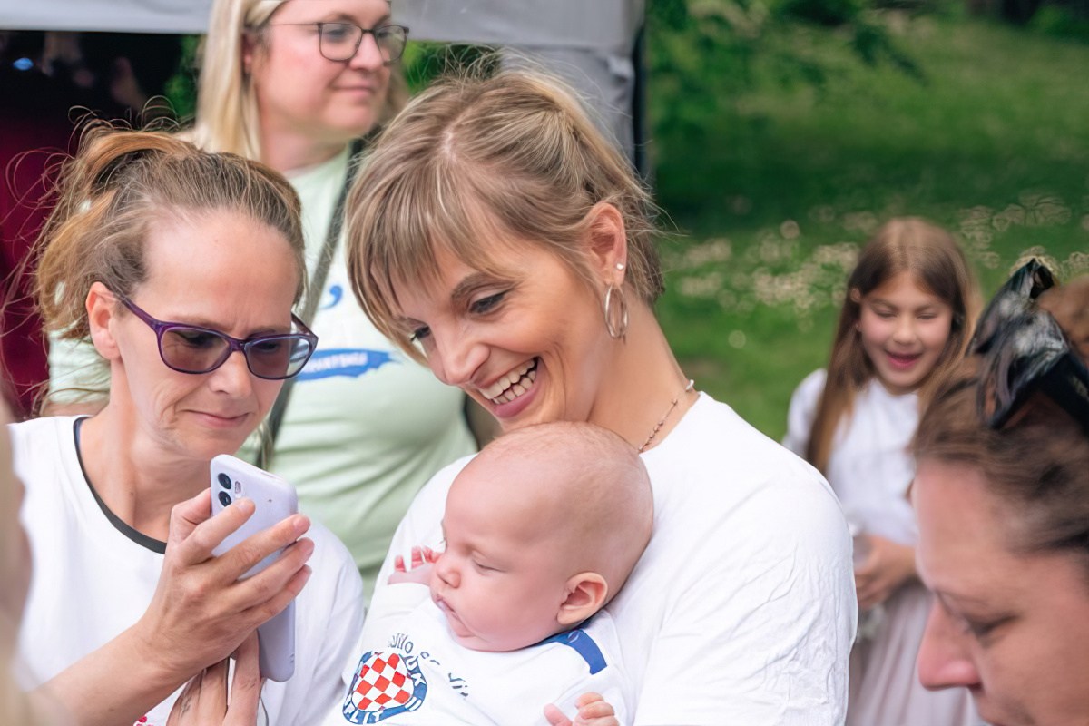 Ivana Vrdoljak holding her son Roko