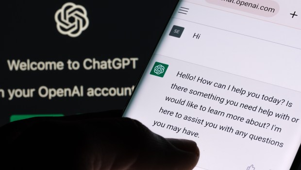 ChatGPT en la pantalla del ordenador y del móvil.
