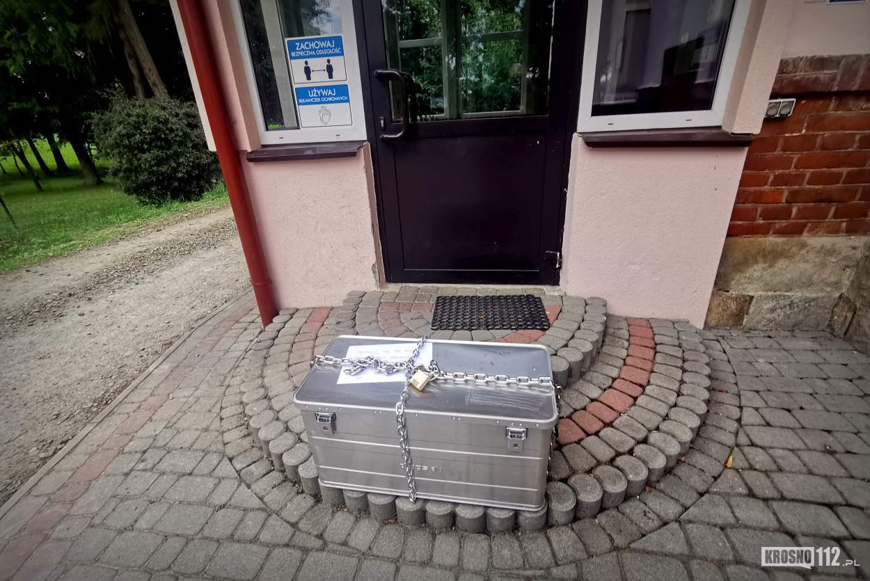 Skrzynia wypełniona słodyczami i pieniędzmi pod domem dziecka