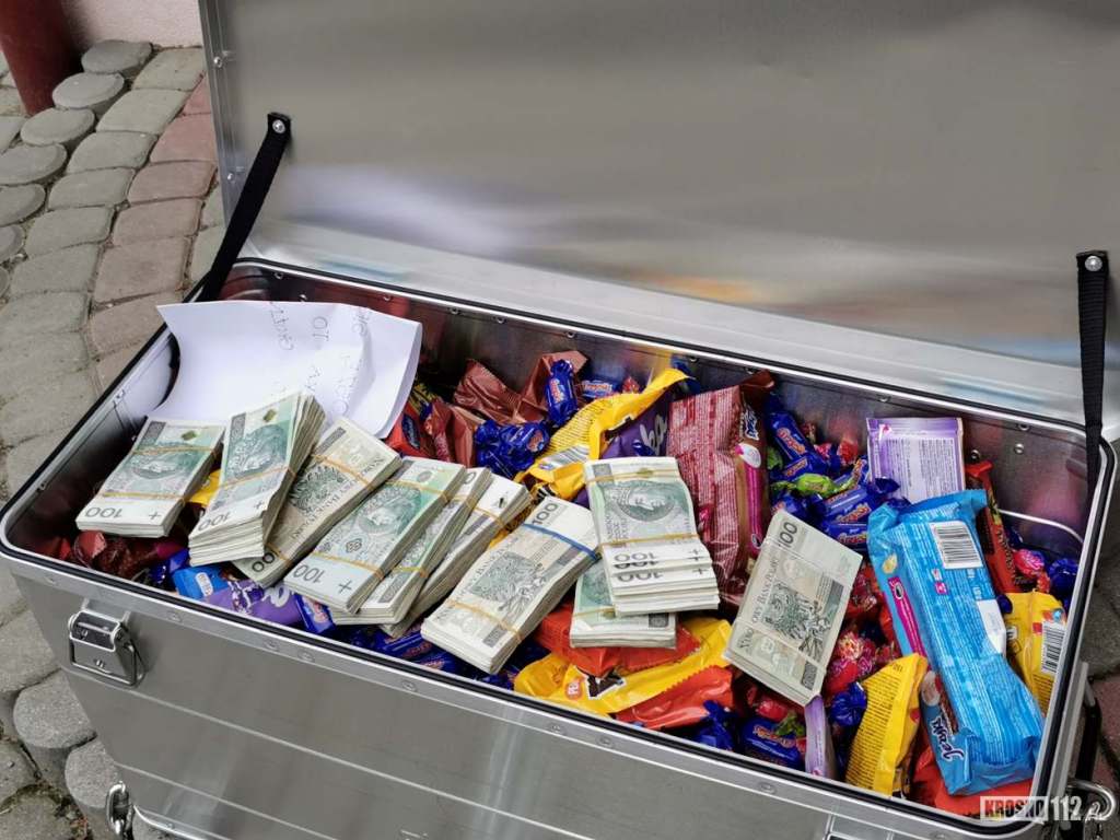 Skrzynia wypełniona słodyczami i pieniędzmi pod domem dziecka