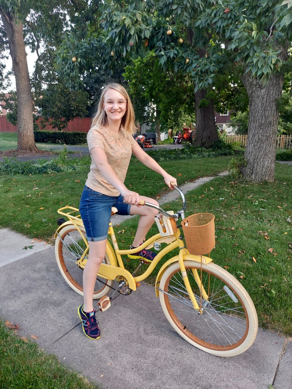 Julia-bike-young-woman-happy-healthy