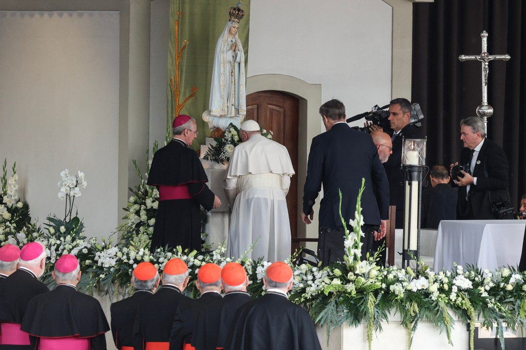 Pope Francis (2-L) arrivies to pray at the Chapel of the Apparitions at Shrine of Our Lady of Fatima