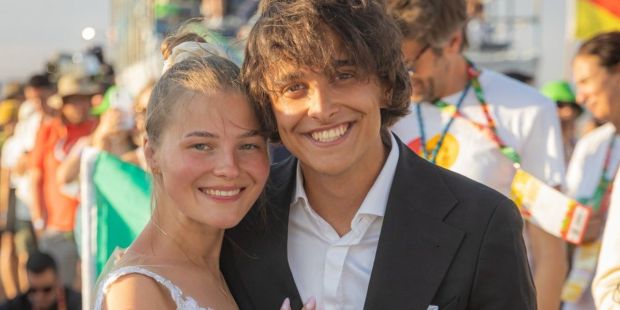 Honeymooners attend WYD in Lisbon ... in wedding attire! - Vimarsana News