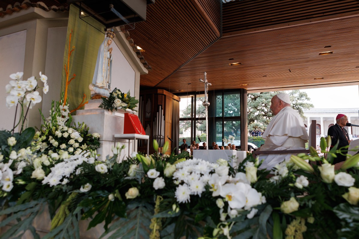 Pope-Francis-Shrine-of-Our-Lady-of-Fatima-JMJ-Lisboa-2023