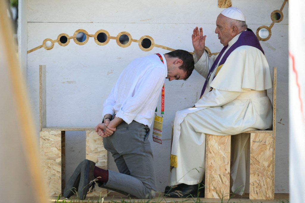 Pope-Francis-hears-confession-from-a-participant-in-the-World-Youth-Day