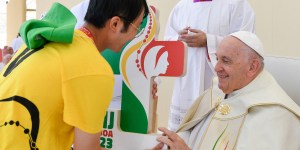 Pope Francis receives a JMJ (WYD) plaque from a volunteer during the closing mass of the World Youth Days