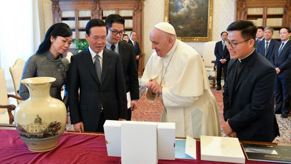 Pope Francis with Vietnam's President Vo Van Thuong