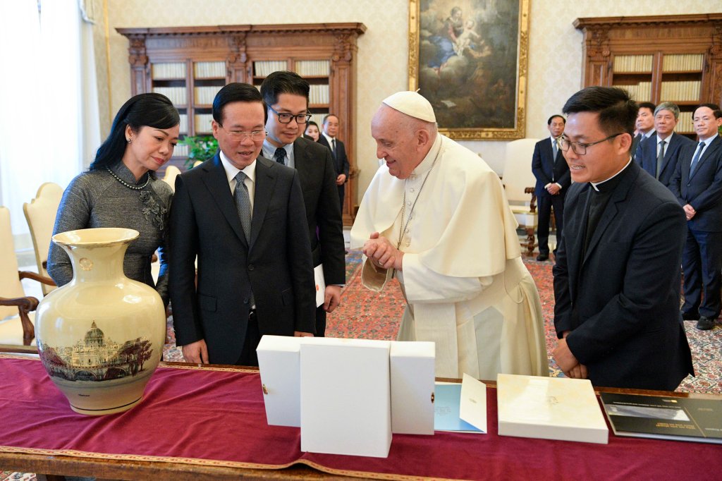Pope Francis with Vietnam's President Vo Van Thuong