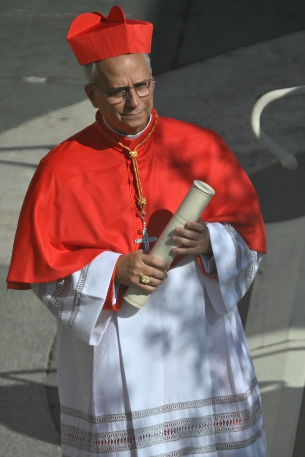 Nowy kardynał odbiera bullę
