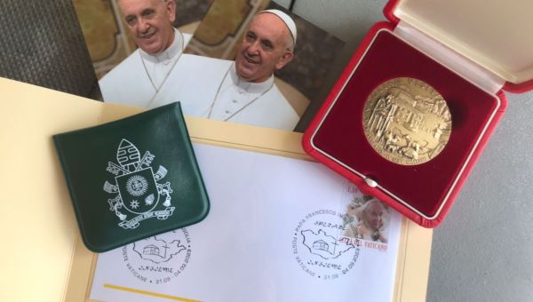 CADEAUX-PAPE-FRANCOIS-AVION