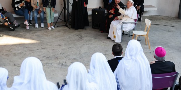 Pope visits one of France's poorest districts in Marseilles - Vimarsana News