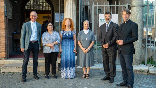 The researchers who studied a new document on Jews who were sheltered in Catholic congregations during the Holocaust. From the left : Paul Oberholzer (Gregorian University), Iael Nidam-Orvieto (Director of the International Institute for Holocaust Research at Yad Vashem), Silvia Haia Antonucci (Historical Archives of the Jewish Community of Rome), Grazia Loparco (Pontifical Faculty of Educational Sciences Auxilium), Claudio Procaccia (Director of the Cultural Department of the Jewish Community of Rome), Dominik Markl (Pontifical Biblical Institute and University of Innsbruck).