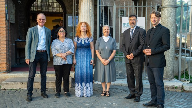 The researchers who studied a new document on Jews who were sheltered in Catholic congregations during the Holocaust. From the left : Paul Oberholzer (Gregorian University), Iael Nidam-Orvieto (Director of the International Institute for Holocaust Research at Yad Vashem), Silvia Haia Antonucci (Historical Archives of the Jewish Community of Rome), Grazia Loparco (Pontifical Faculty of Educational Sciences Auxilium), Claudio Procaccia (Director of the Cultural Department of the Jewish Community of Rome), Dominik Markl (Pontifical Biblical Institute and University of Innsbruck).