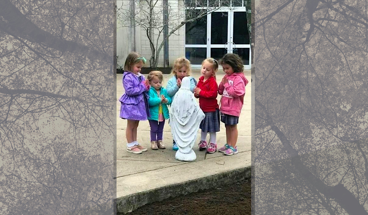 Little girls praying to the Virgin Mary