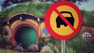 Hobbit sign "no cars"