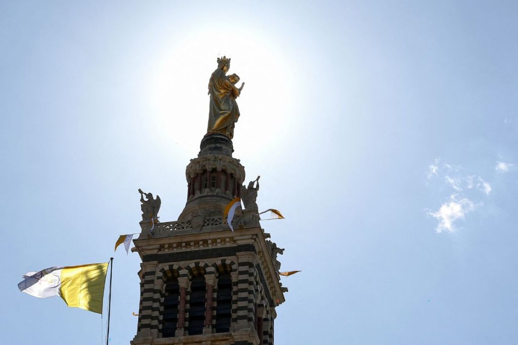 NOTRE-DAME-DE-LA-GARDE-DRAPEAU-AFP