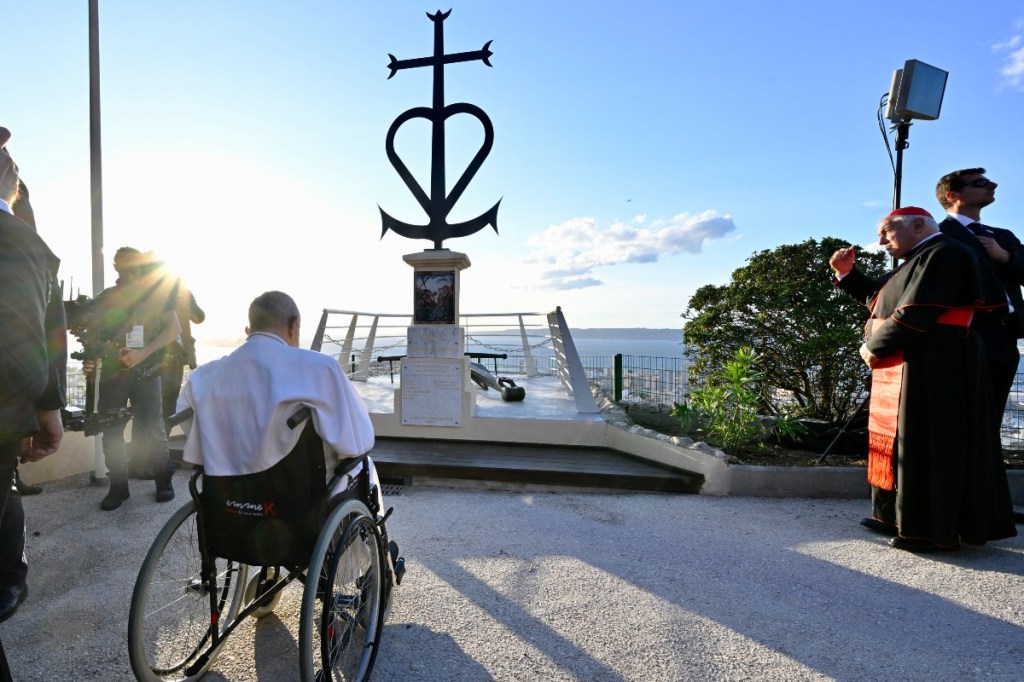 François se recueille devant la stèle de Notre-Dame de la Garde à Marseille.