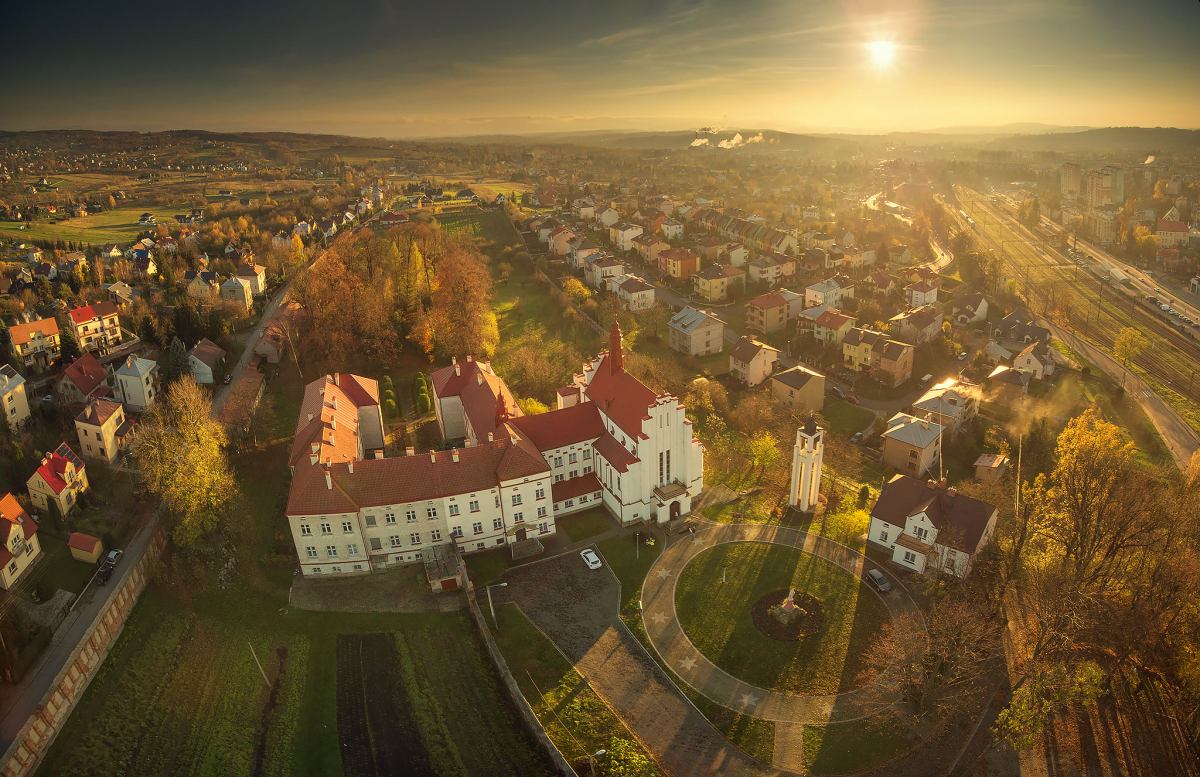 Kościoły z nieba - ksiądz Marcin Gądek fotografuje z powietrza górskie kościoły