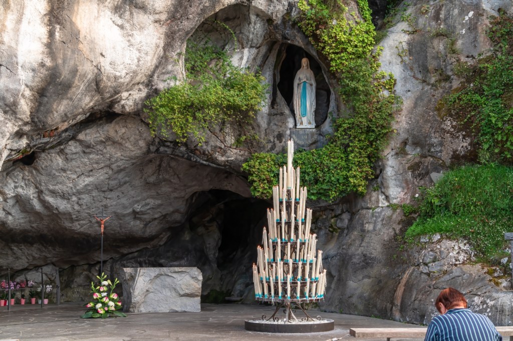 Grota objawień w sanktuarium w Lourdes