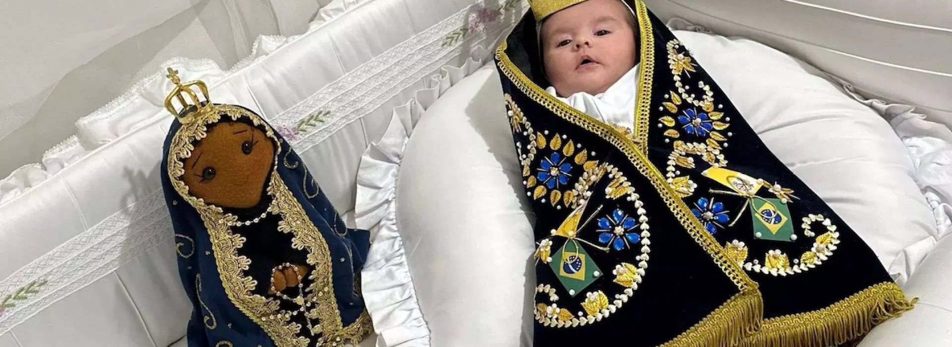 Bebê vestida com manto e coroa de Nossa Senhora Aparecida