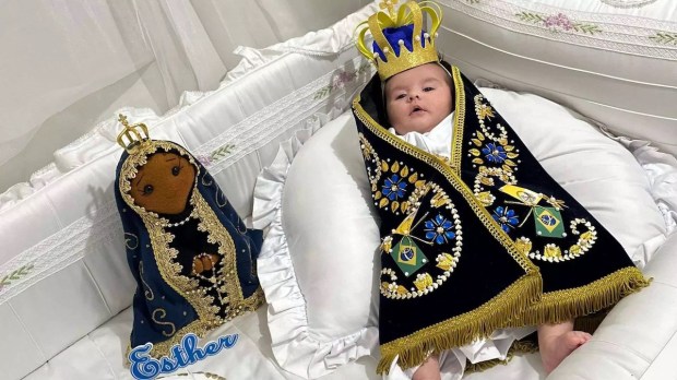 Bebê vestida com manto e coroa de Nossa Senhora Aparecida