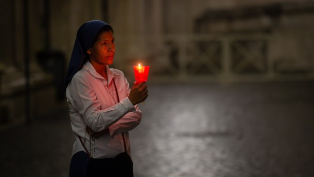 Rosary-aux-flambeaux-St-Peters-Square-Synod2023