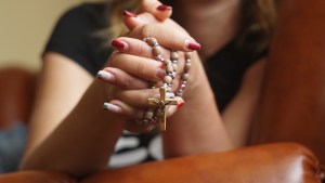 Woman-praying-rosary.jpg