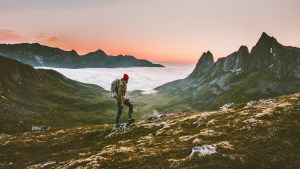 Turysta wędruje przez norweskie góry
