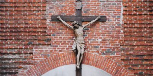 The connection between the bronze serpent and the holy cross