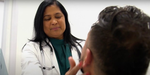 This doctor reads her patients a poem by St. Teresa of Jesus - Vimarsana News