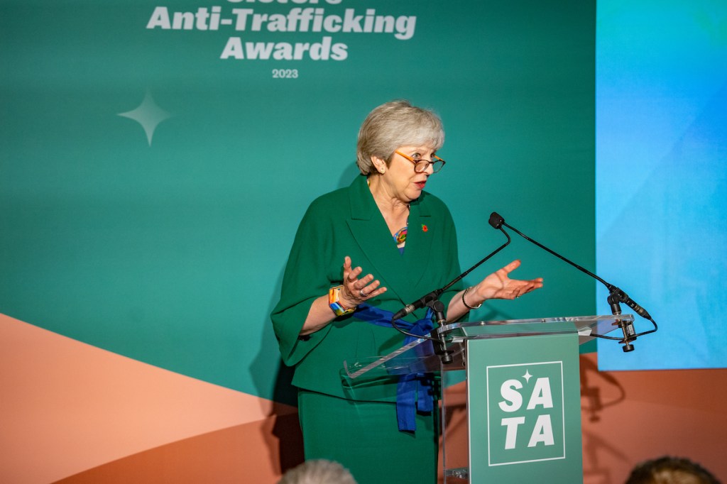 La ex primera ministra británica Theresa May habla en la ceremonia de SATA en Londres