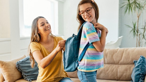 mom-child-school-backpack-morning