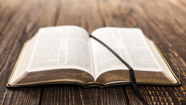 Biblia con marca páginas