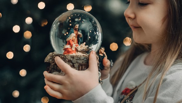 CRECHE-CRIB-CHILD-shutterstock_1868595805