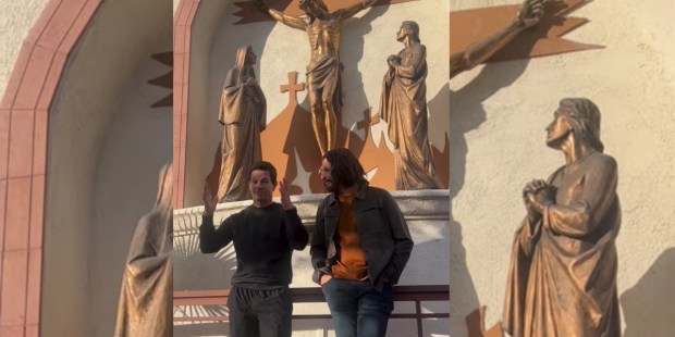 Mark Wahlberg and Jonathan Roumie's little "miracle" - Vimarsana News