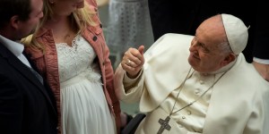 Women must have support to welcome gift of life: Pope