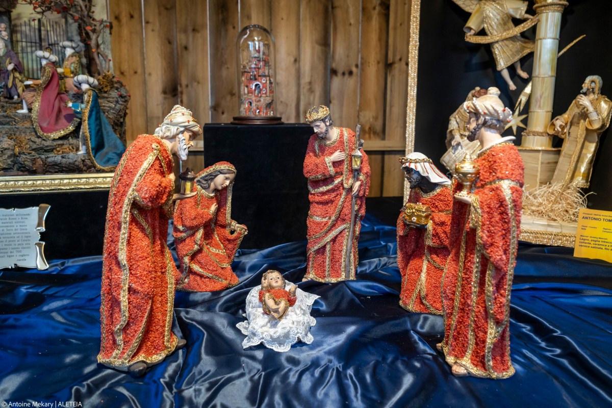 (Slideshow) 100 Nativity Scenes 2023