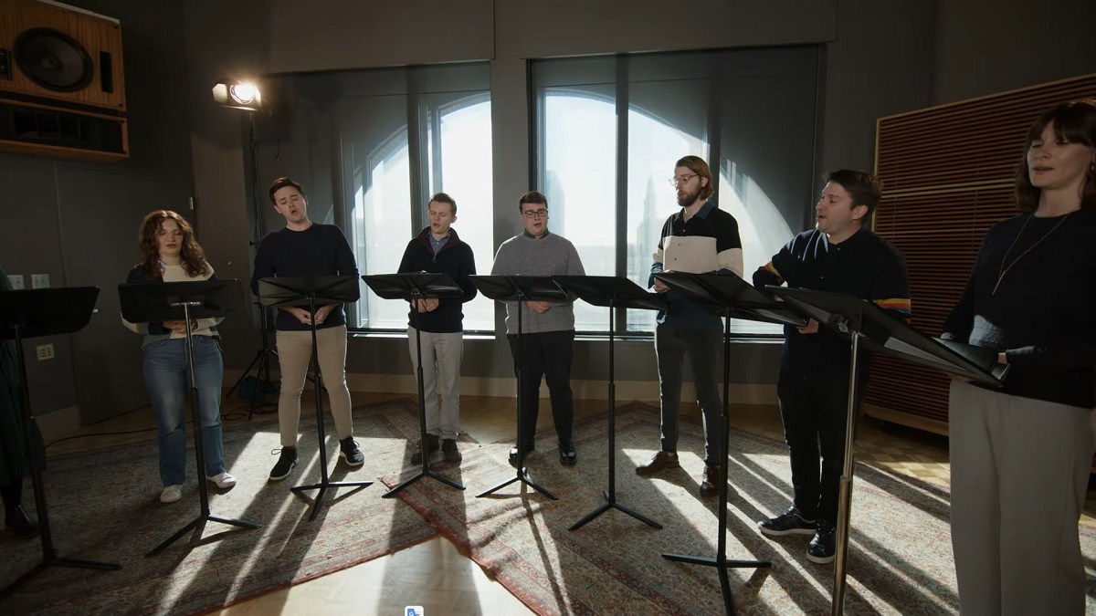 VOCES8 sings "In Dulci Jubilo"