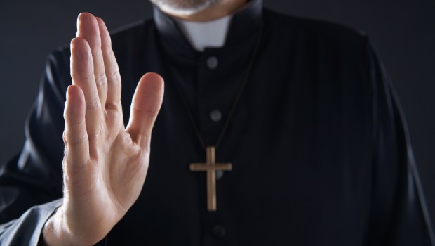 Blessing Ksiądz w sutannie błogosławi