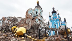 Zniszczony budek na tle cerkwi