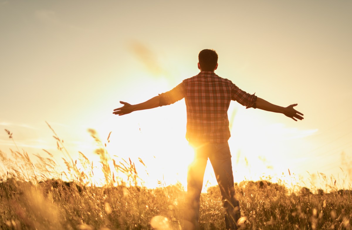 ESPERANCE-HOMME-LUMIERE-shutterstock_2187889817
